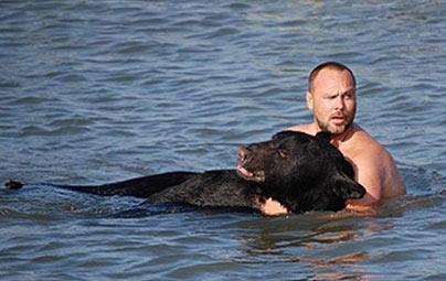 f-b-florida-biologist-saves-drowning-bear-1.jpg